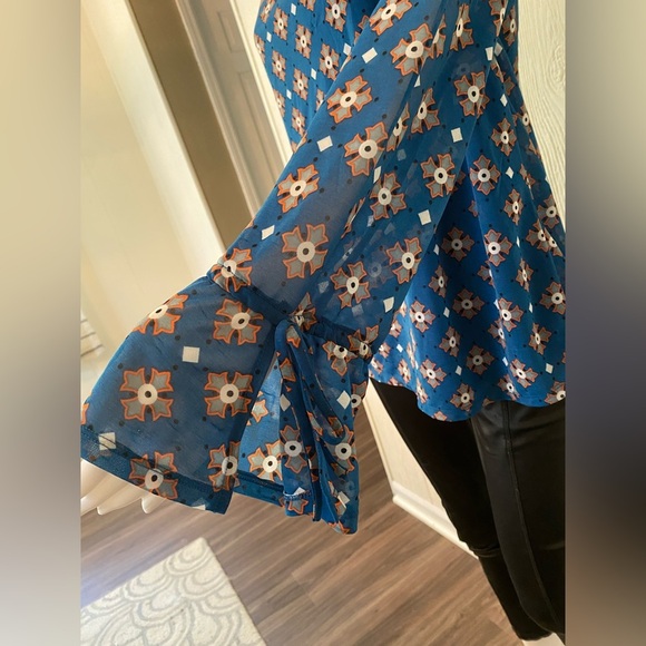 NWT 41 Hawthorn Women’s Sebrina Tie Bell Sleeve Top Size Medium - Picture 3 of 3